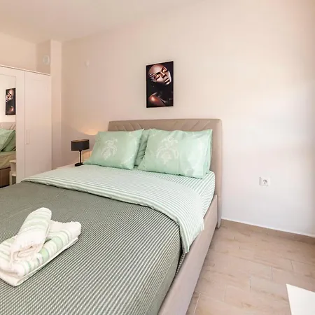 Central With Refreshing Interior Design In Apartamento
